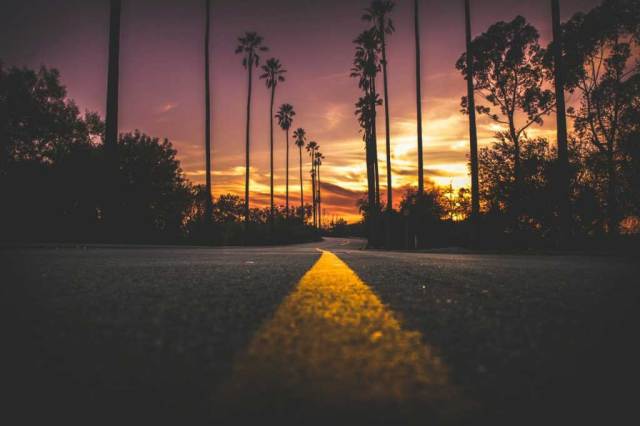 foto diambil sewatu golden hour matahari terbenam