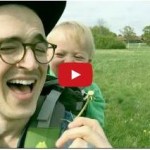 Info Santai: Reaksi Bayi Ini Apabila Melihat Ayahnya Menghembus Bunga Dandelion Buat Pertama Kali